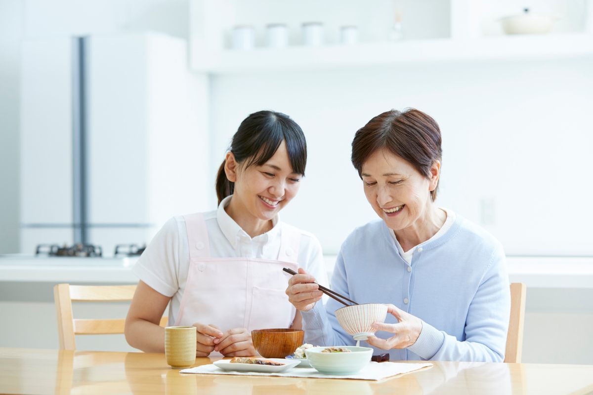 施設向け配食サービスとは？給食委託・直営との違いと選び方を解説